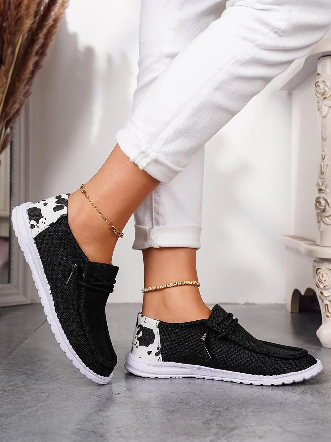 Solid Black Upper Cow Pattern Back Canvas Loafers Elastic Strips Closure Slip-on Sneakers Comfort Walk Boat Shoes Ultralight Breathable Casual Sports Shoes for Women/Men Adults/Teenagers, Couple Shoes